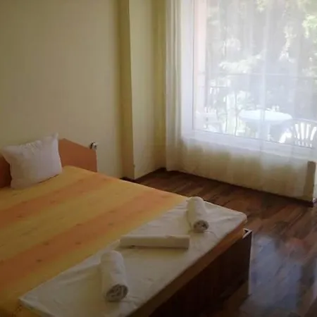 Hotel Семеен Хотел Денз 2*